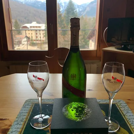 Stella Alpina, In Via Medail Con Vista Incantevole Sulle Alpi *