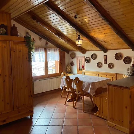 Stella Alpina, In Via Medail Con Vista Incantevole Sulle Alpi *